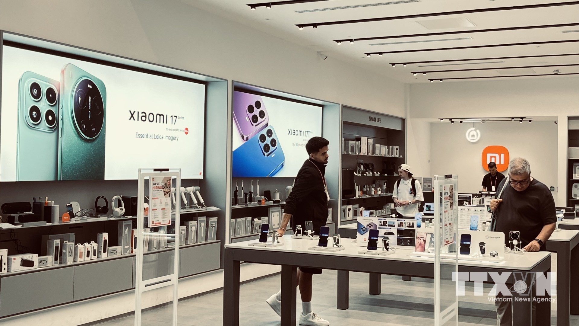 Cửa hàng Xiaomi tại London, Anh. Các hãng bán điện thoại giá mềm hơn như Xiaomi, Oppo, Vivo chịu sức ép nặng nhất, bởi khách hàng của họ khó gánh thêm chi phí khi giá tăng. (Ảnh: Hương Giang/TTXVN)